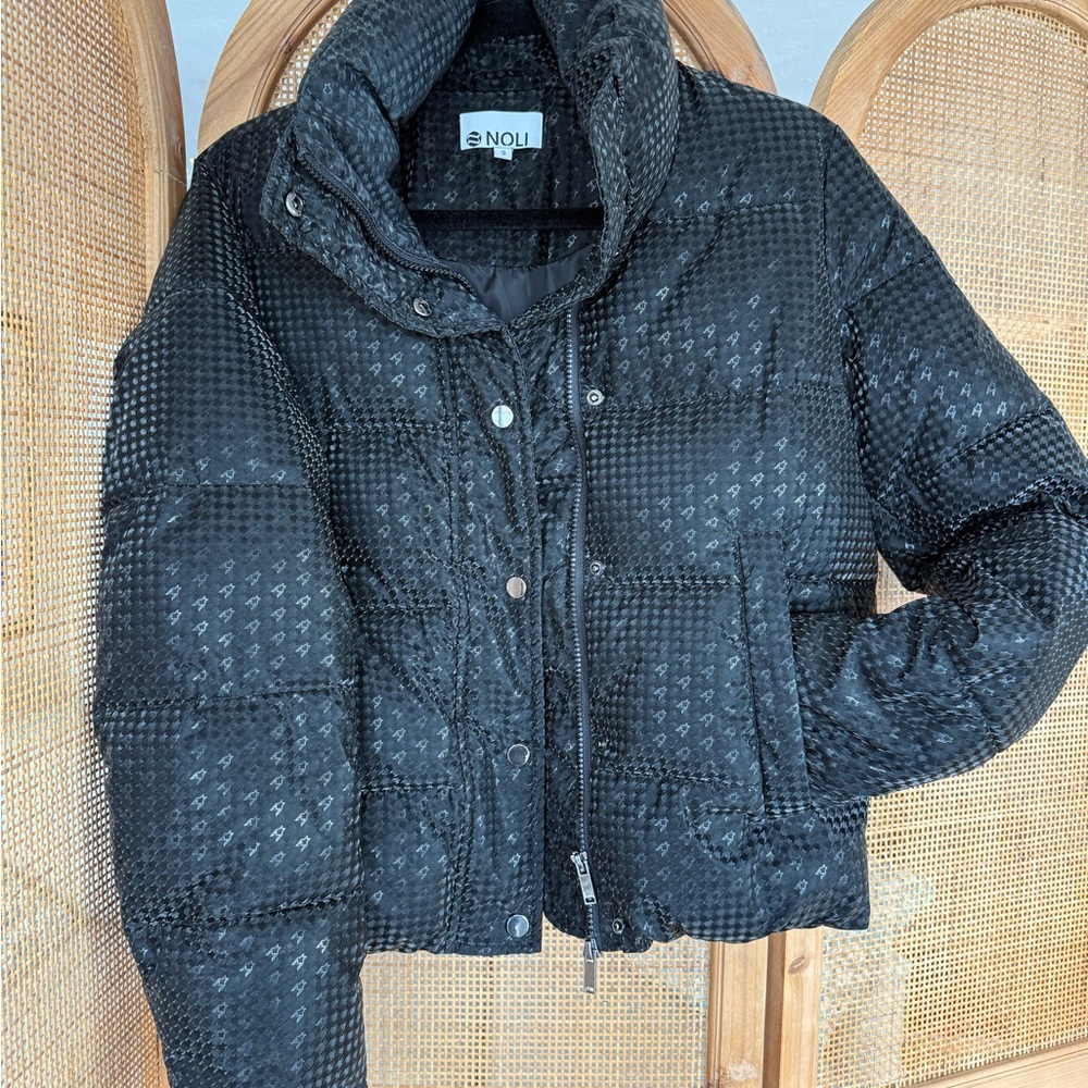 Noli Black Textured Women's Puffer Jacket